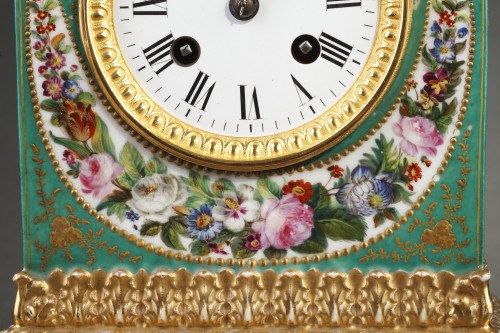 Pendule Borne en porcelaine, milieu du XIXe siècle - Ouaiss Antiquités