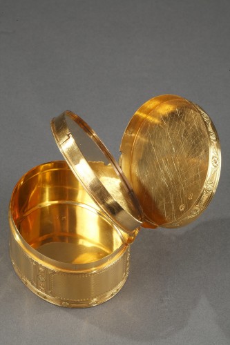 Antiquités - Importante boite en or à secret. Époque Louis XV.