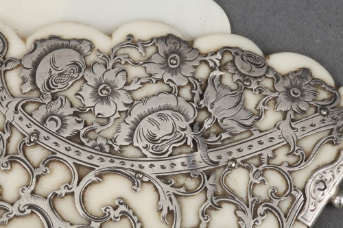 Antiquités - Carnet de bal en argent et ivoire Milieu du XIXe siècle