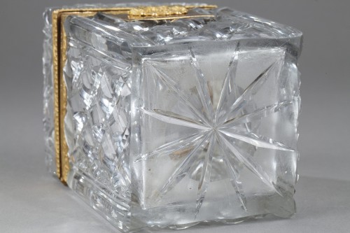 Antiquités - Rectangular shaped box with blown and cut crystal