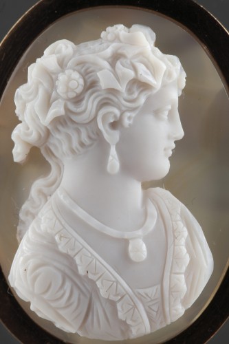 Antique Jewellery  - A 19th century cameo brooch