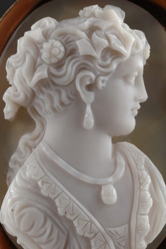 A 19th century cameo brooch - 