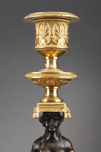 Paire de bougeoirs en bronze doré et patine, début du XIXe siècle - Ouaiss Antiquités