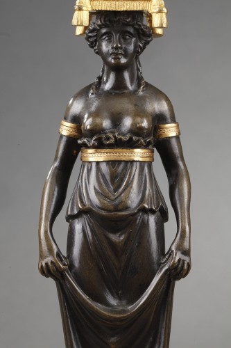XIXe siècle - Paire de bougeoirs en bronze doré et patine, début du XIXe siècle