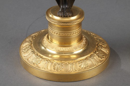 Antiquités - Paire de bougeoirs en bronze doré et patine, début du XIXe siècle