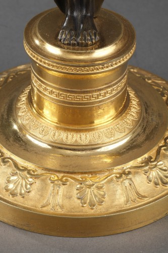 Antiquités - Paire de bougeoirs en bronze doré et patine, début du XIXe siècle