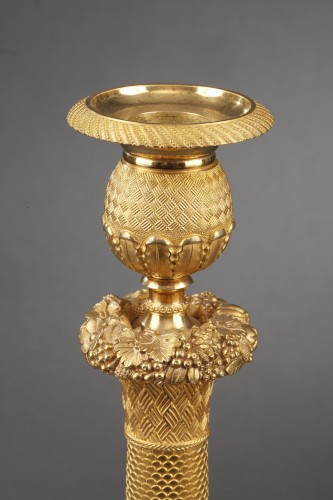 XIXe siècle - Paire de bougeoirs en bronze doré début du XIXe siècle