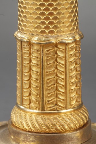 Antiquités - Paire de bougeoirs en bronze doré début du XIXe siècle