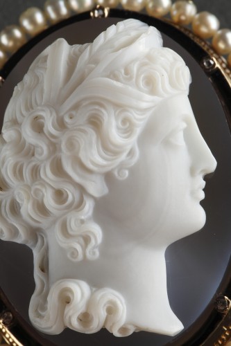 Antique Jewellery  - Gold-Mounted Agate Cameo Brooch