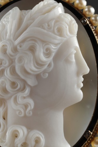 Gold-Mounted Agate Cameo Brooch - 