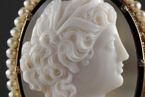 19th century - Gold-Mounted Agate Cameo Brooch