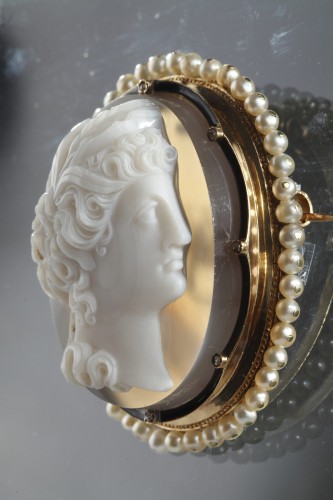 Antiquités - Broche or, perles et camée sur agate