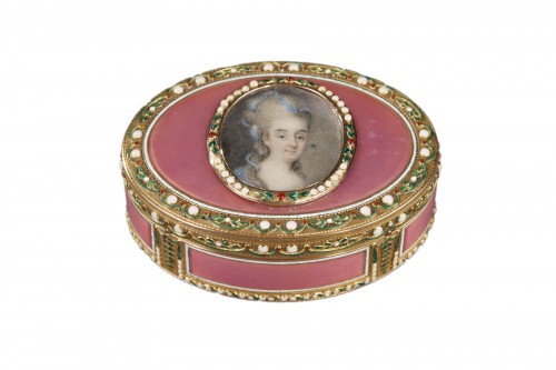 Tabatière en or et émail rose, miniature sur ivoire Hanau 18e siècle
