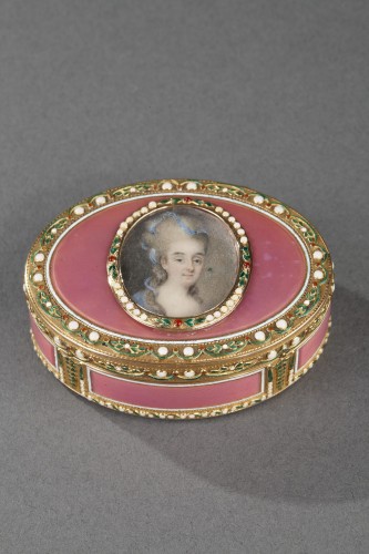 Tabatière en or et émail rose, miniature sur ivoire Hanau 18e siècle - Objets de Vitrine Style Louis XVI