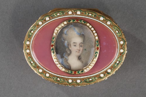 Objets de Vitrine Boite & Nécessaire - Tabatière en or et émail rose, miniature sur ivoire Hanau 18e siècle