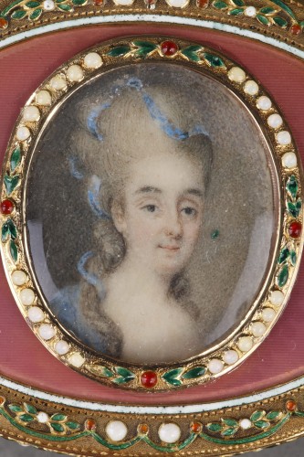 XVIIIe siècle - Tabatière en or et émail rose, miniature sur ivoire Hanau 18e siècle