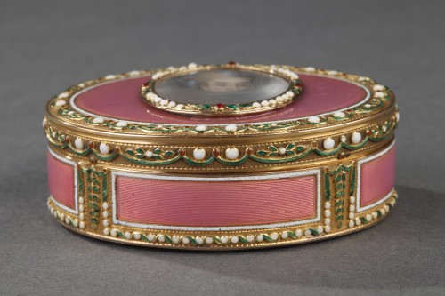 Tabatière en or et émail rose, miniature sur ivoire Hanau 18e siècle - Louis XVI