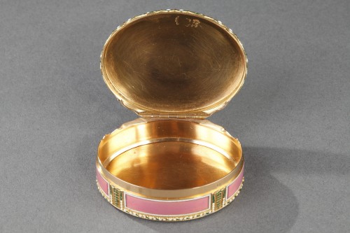Antiquités - Tabatière en or et émail rose, miniature sur ivoire Hanau 18e siècle