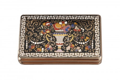 A gold and champlevé enamel snuffbox Circa 1820-1830