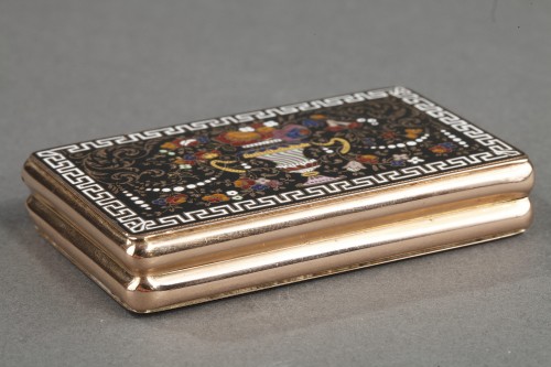 Objects of Vertu  - A gold and champlevé enamel snuffbox Circa 1820-1830