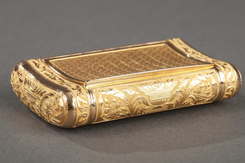 An early 19th century French gold snuff-box - 