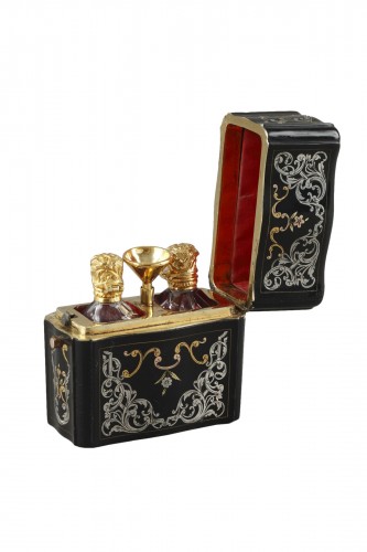 18th Century Perfum flask set in gold, silver and tortoishell
