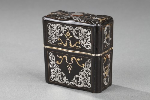 Objects of Vertu  - 18th Century Perfum flask set in gold, silver and tortoishell