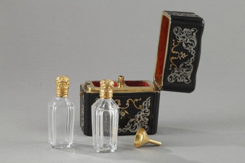 Antiquités - 18th Century Perfum flask set in gold, silver and tortoishell
