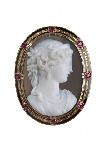 Important cameo mounted on a brooch Agate, gold, enamel and ruby