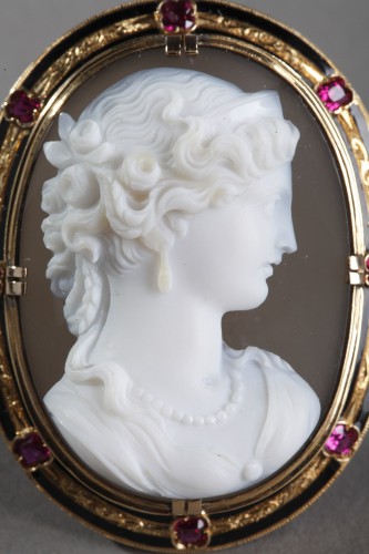 Important cameo mounted on a brooch. Agate, gold, enamel and ruby.  - Antique Jewellery Style Napoléon III