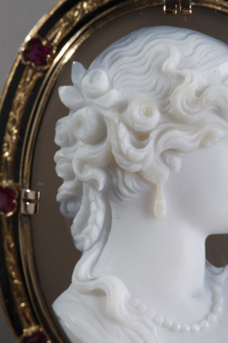 Important cameo mounted on a brooch Agate, gold, enamel and ruby - 