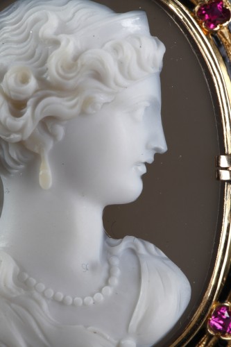 19th century - Important cameo mounted on a brooch. Agate, gold, enamel and ruby. 