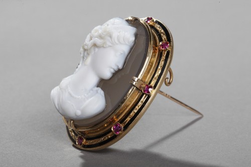 Important camée monté en broche en agate, or, émail et rubis - Napoléon III