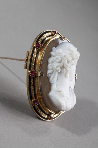 Napoléon III - Important camée monté en broche en agate, or, émail et rubis