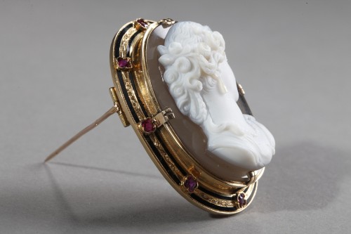 Antiquités - Important cameo mounted on a brooch. Agate, gold, enamel and ruby. 