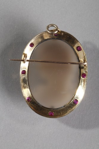 Antiquités - Important cameo mounted on a brooch. Agate, gold, enamel and ruby. 