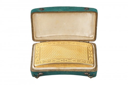 Early 19th century curved gold snuff-box. 