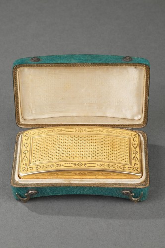 Early 19th century curved gold snuff-box.  - Objects of Vertu Style Empire