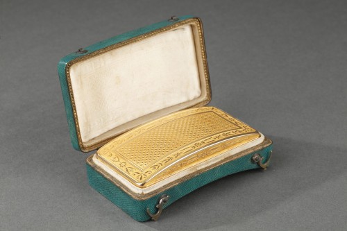 Objects of Vertu  - Early 19th century curved gold snuff-box. 