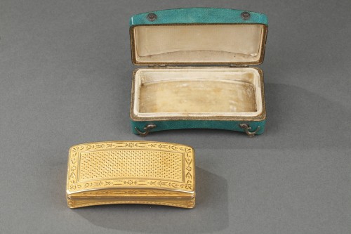 Early 19th century curved gold snuff-box.  - 