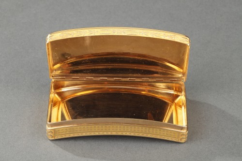 19th century - Early 19th century curved gold snuff-box. 