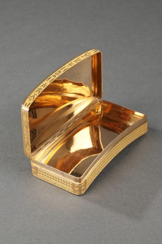 Early 19th century curved gold snuff-box.  - Empire