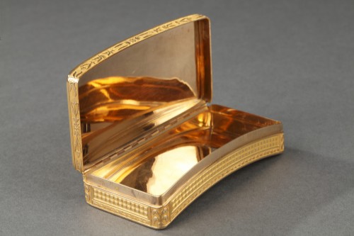 Empire - Early 19th century curved gold snuff-box. 
