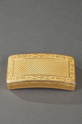 Antiquités - Early 19th century curved gold snuff-box. 