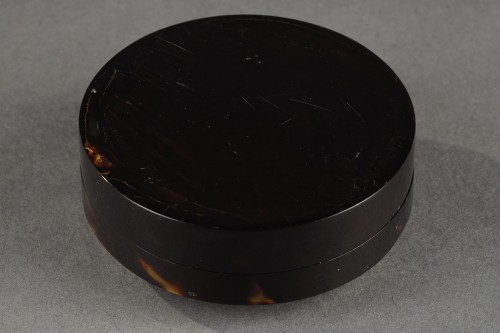 Antiquités - Boite écaille, or et cire à rébus, milieu du XIXe siècle