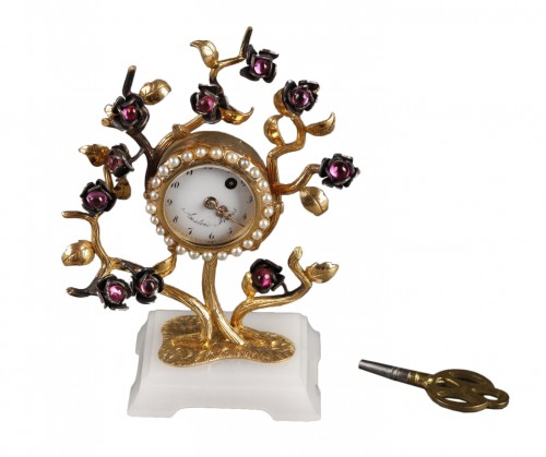 Pendulette de bureau en or, agate, rubis, perles