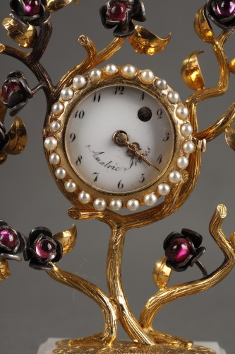 Horlogerie Pendule - Pendulette de bureau en or, agate, rubis, perles