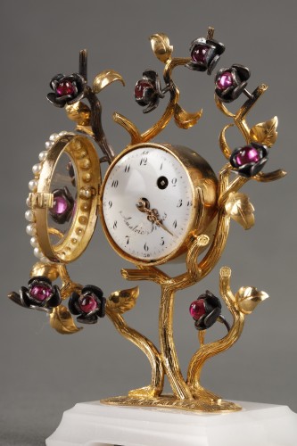 XXe siècle - Pendulette de bureau en or, agate, rubis, perles