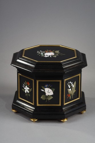 Coffret octogonal bois noirci et pietra dura, milieu du XIXe siècle - Objets de Vitrine Style Louis-Philippe