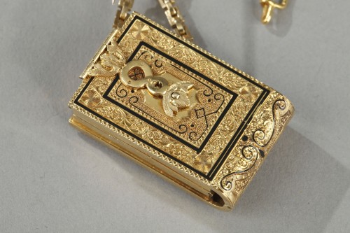 A 19th Century gold and enamel watch with associated chatelaine - Napoléon III